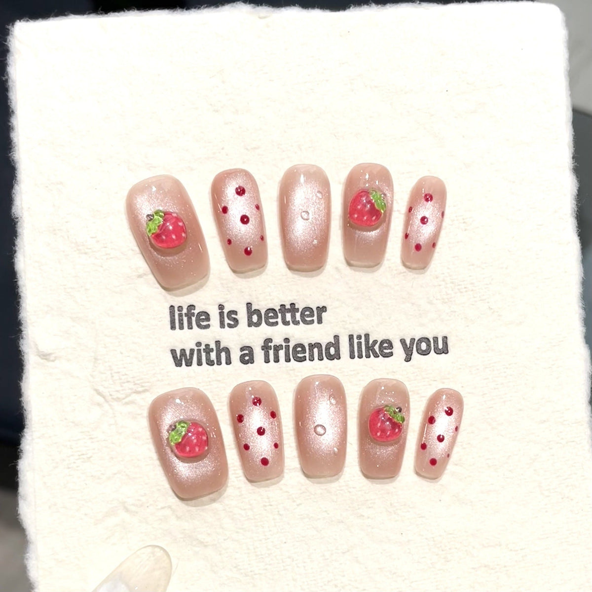 Press-on-Nail-Art-Set mit Erdbeermotiv