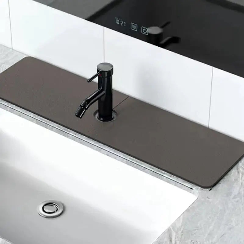 Saugfähige Matte für den Wasserhahn
