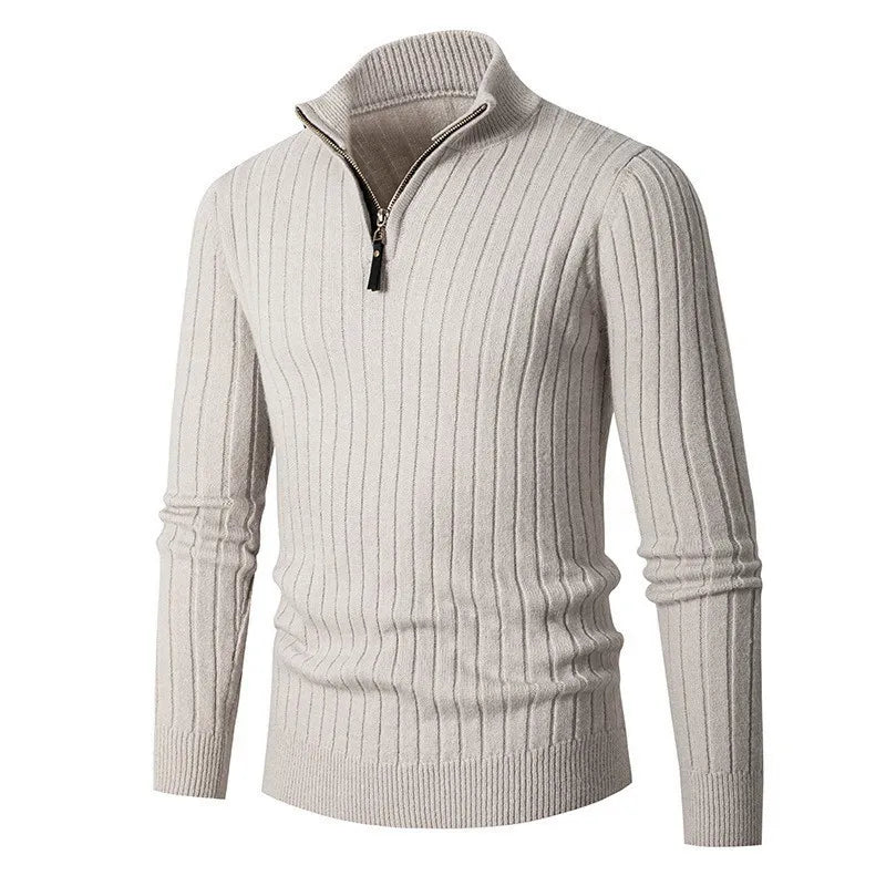 Schmal geschnittener Herrenpullover mit Stehkragen und Reißverschluss