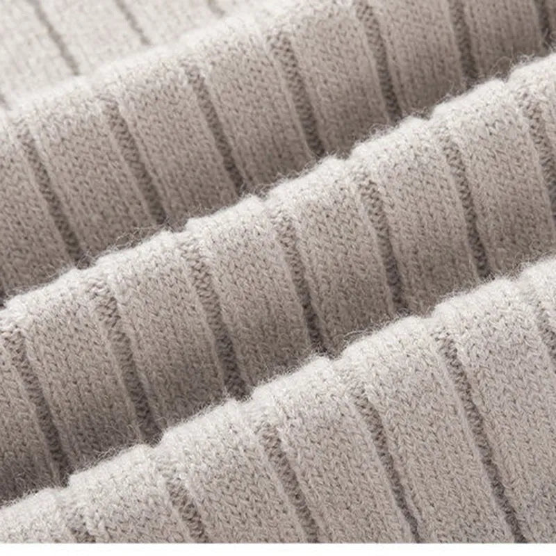 Schmal geschnittener Herrenpullover mit Stehkragen und Reißverschluss