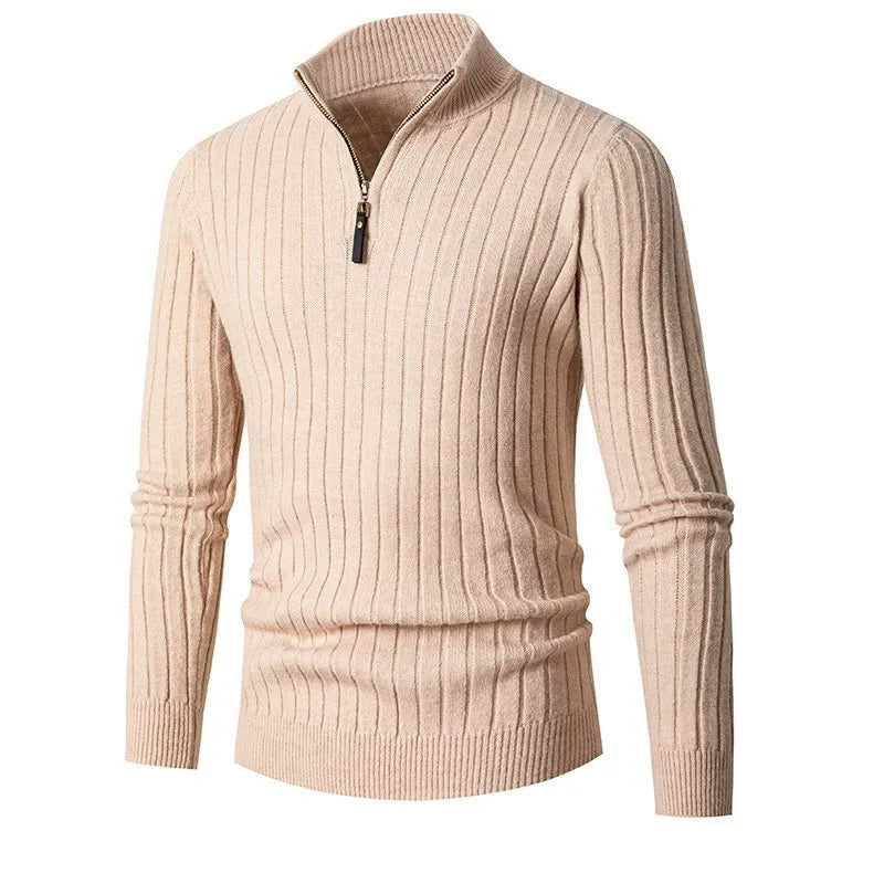 Schmal geschnittener Herrenpullover mit Stehkragen und Reißverschluss