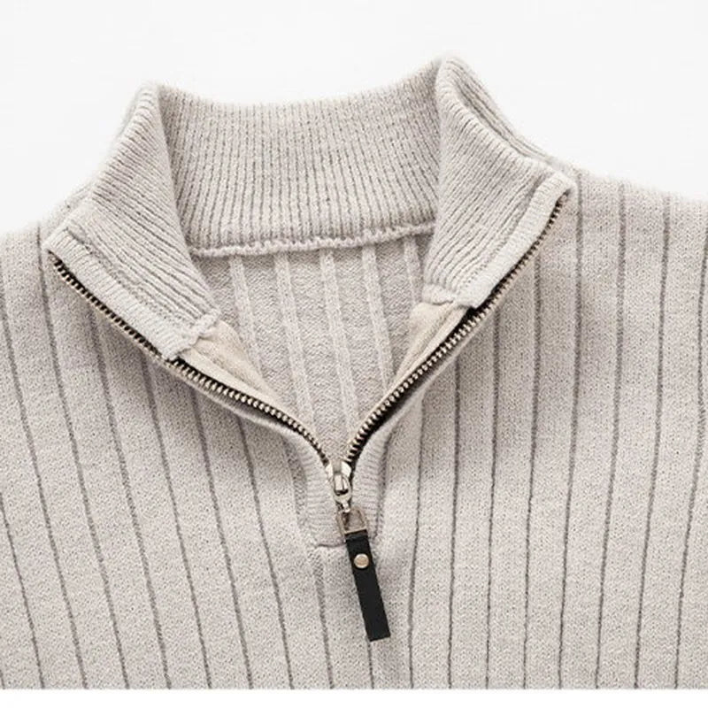 Schmal geschnittener Herrenpullover mit Stehkragen und Reißverschluss