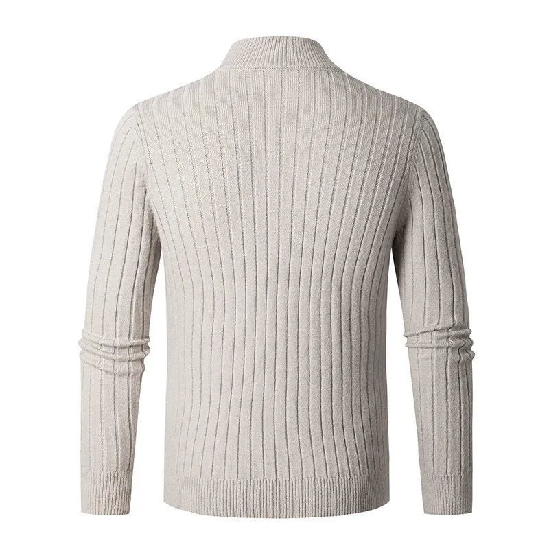 Schmal geschnittener Herrenpullover mit Stehkragen und Reißverschluss