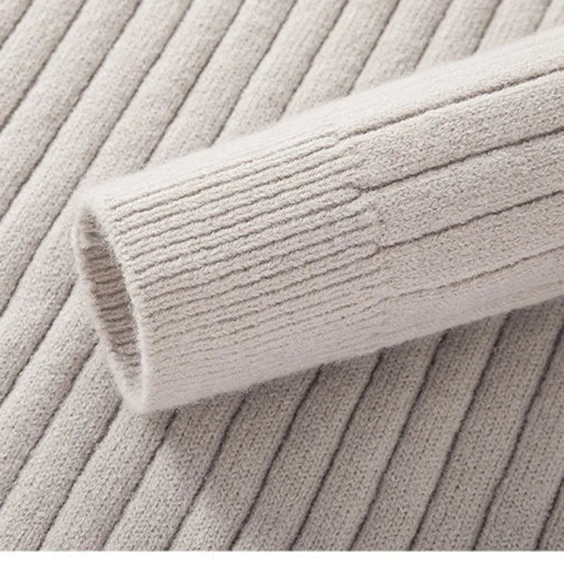 Schmal geschnittener Herrenpullover mit Stehkragen und Reißverschluss