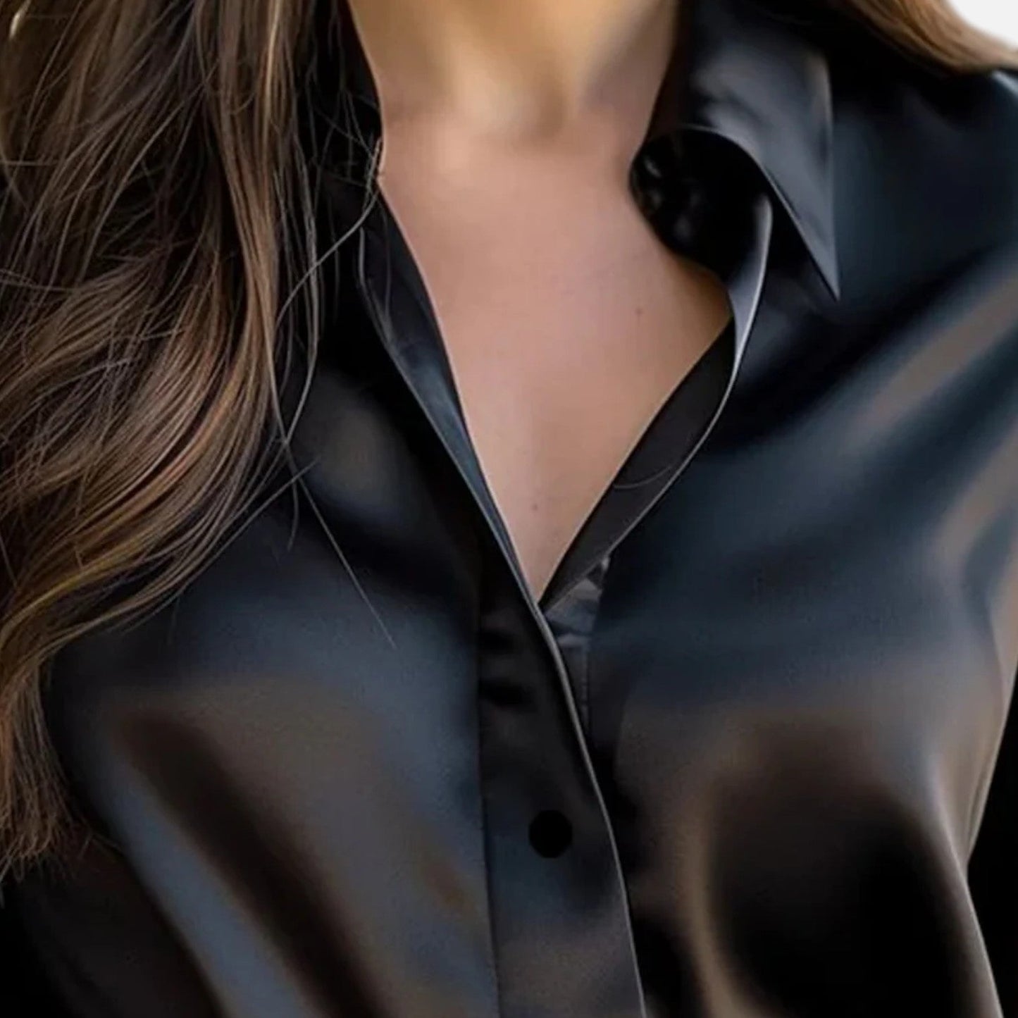 Schwarze Satinbluse für Damen mit langen Ärmeln – zeitlose Eleganz, moderne Raffinesse