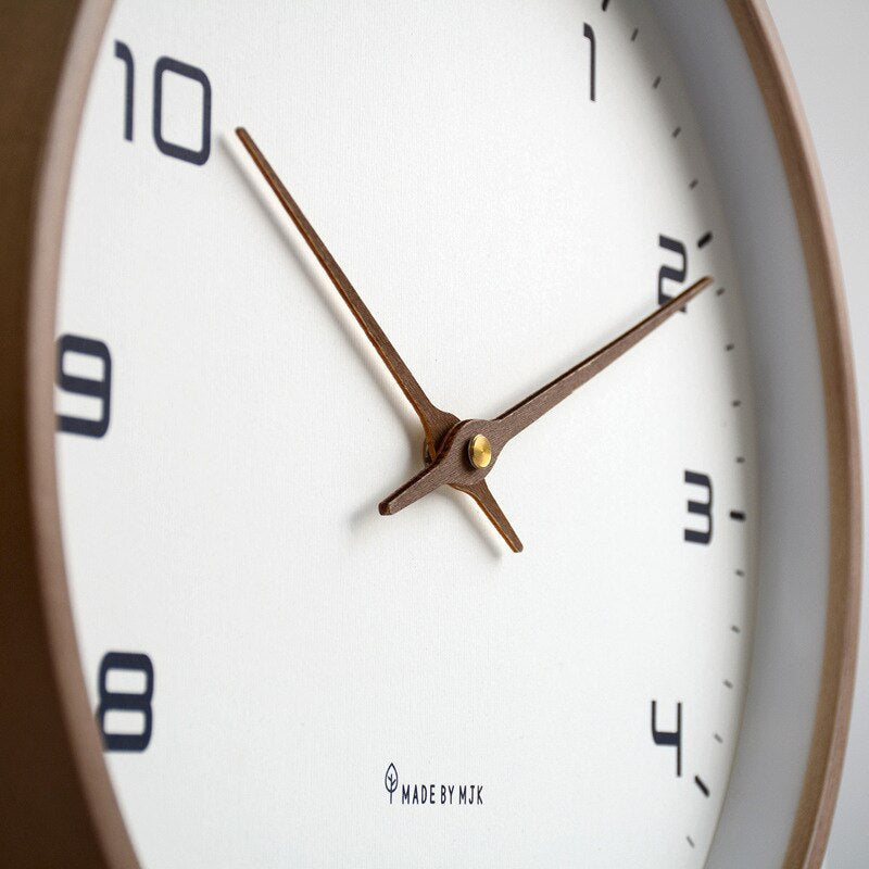 Skandinavische Wanduhr aus Holz – Eleganter Minimalismus