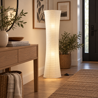 Skulpturale LED-Stehlampe für ein warmes Wohnzimmerambiente
