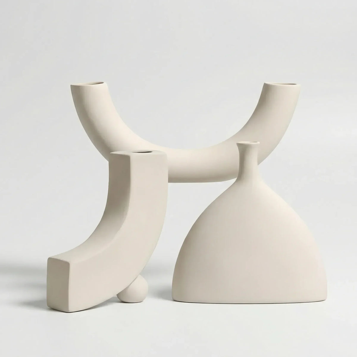 Skulpturales Vasenset in Bogenform