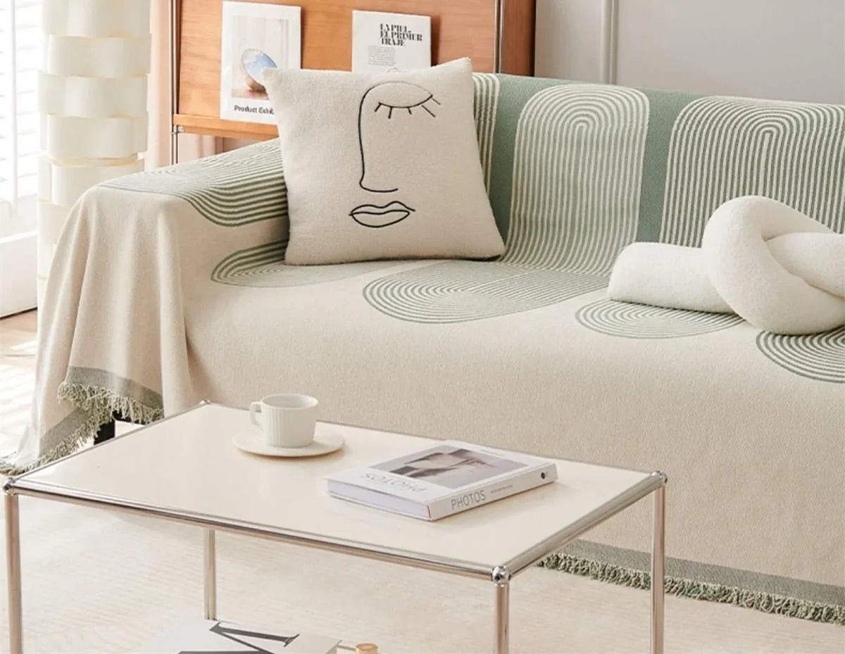 Sofaüberwurf mit geometrischem Muster und Fransen