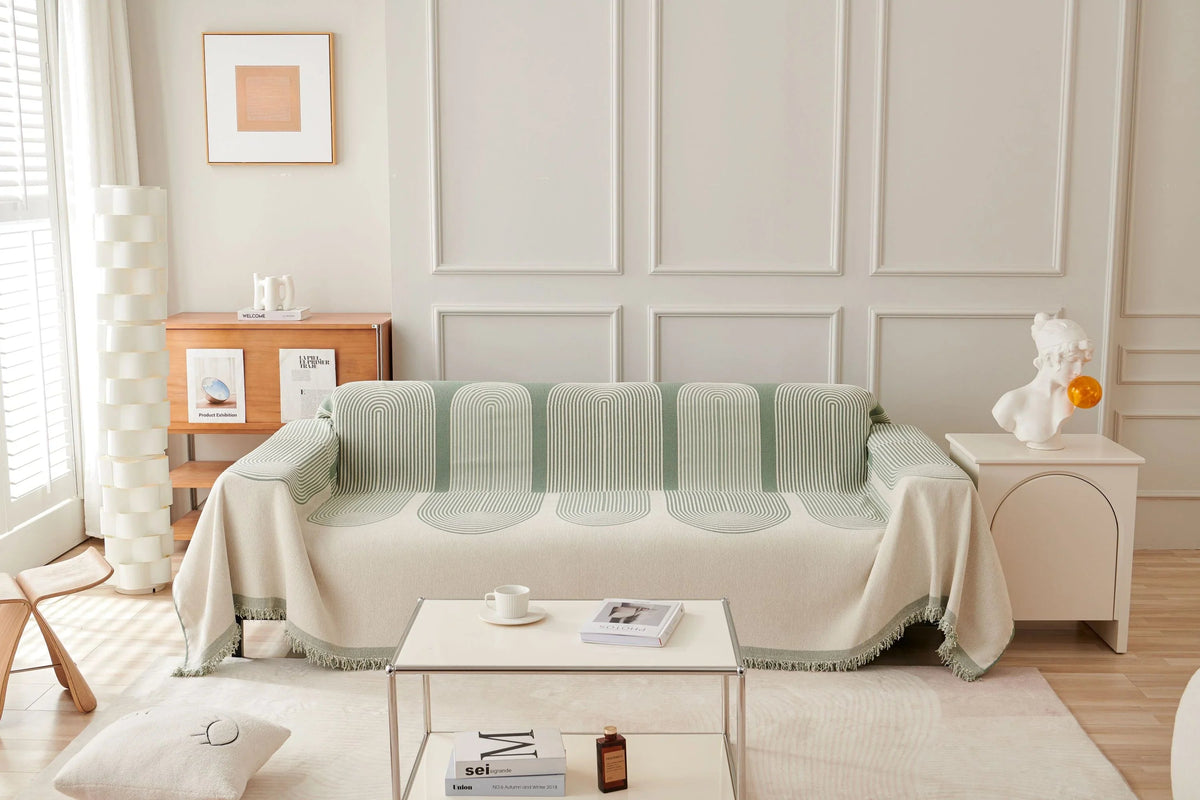 Sofaüberwurf mit geometrischem Muster und Fransen