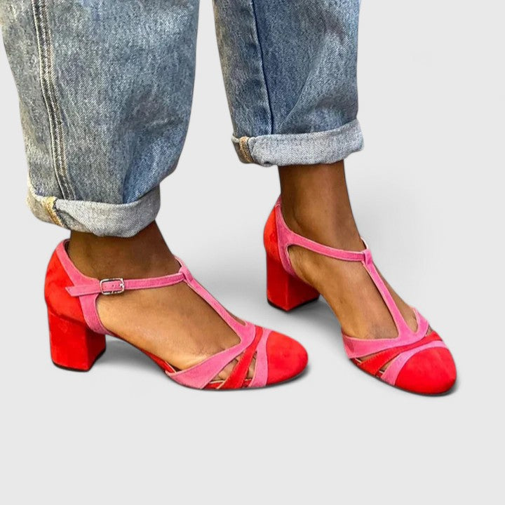 T-Steg-Pumps mit Blockabsatz und Cut-out-Details