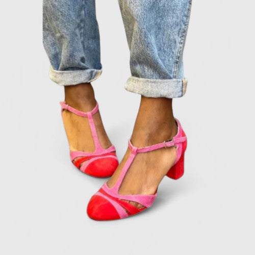 T-Steg-Pumps mit Blockabsatz und Cut-out-Details