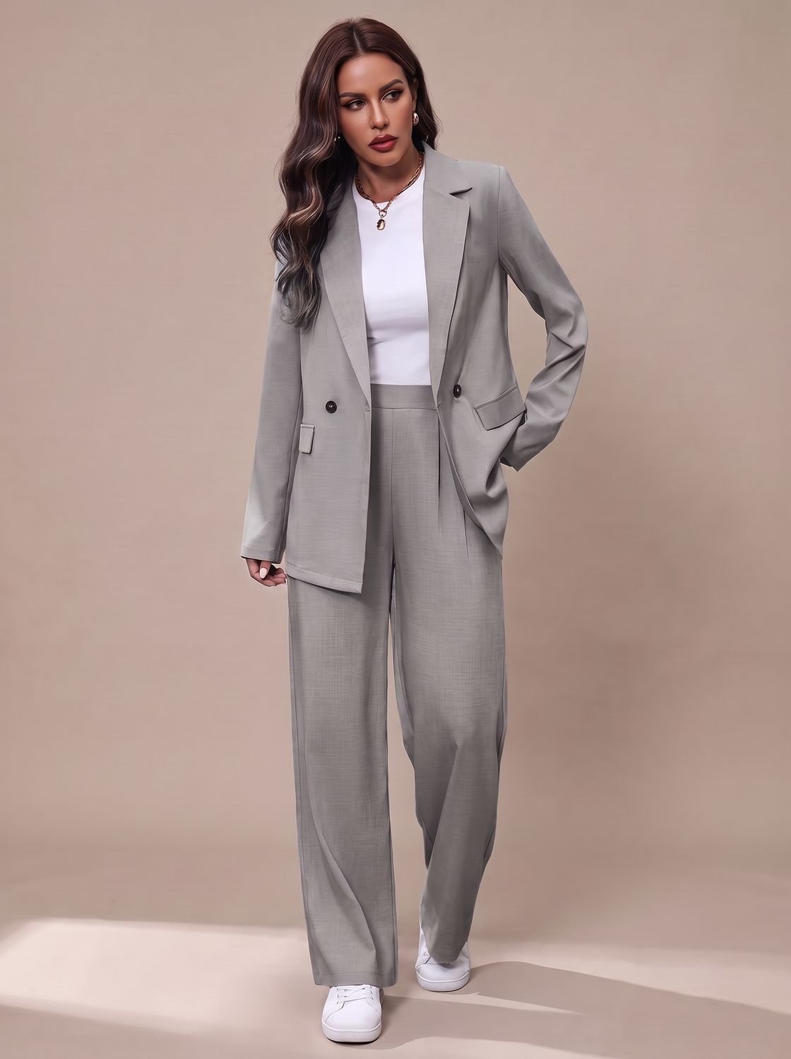 Taillierter Damen-Hosenanzug mit zweireihigem Blazer und weitem Bein
