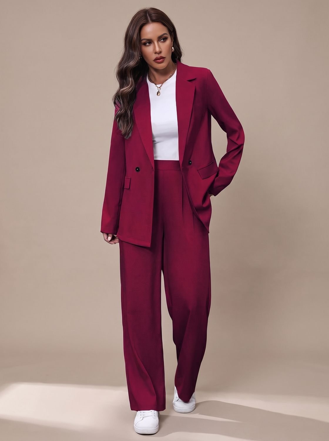 Taillierter Damen-Hosenanzug mit zweireihigem Blazer und weitem Bein