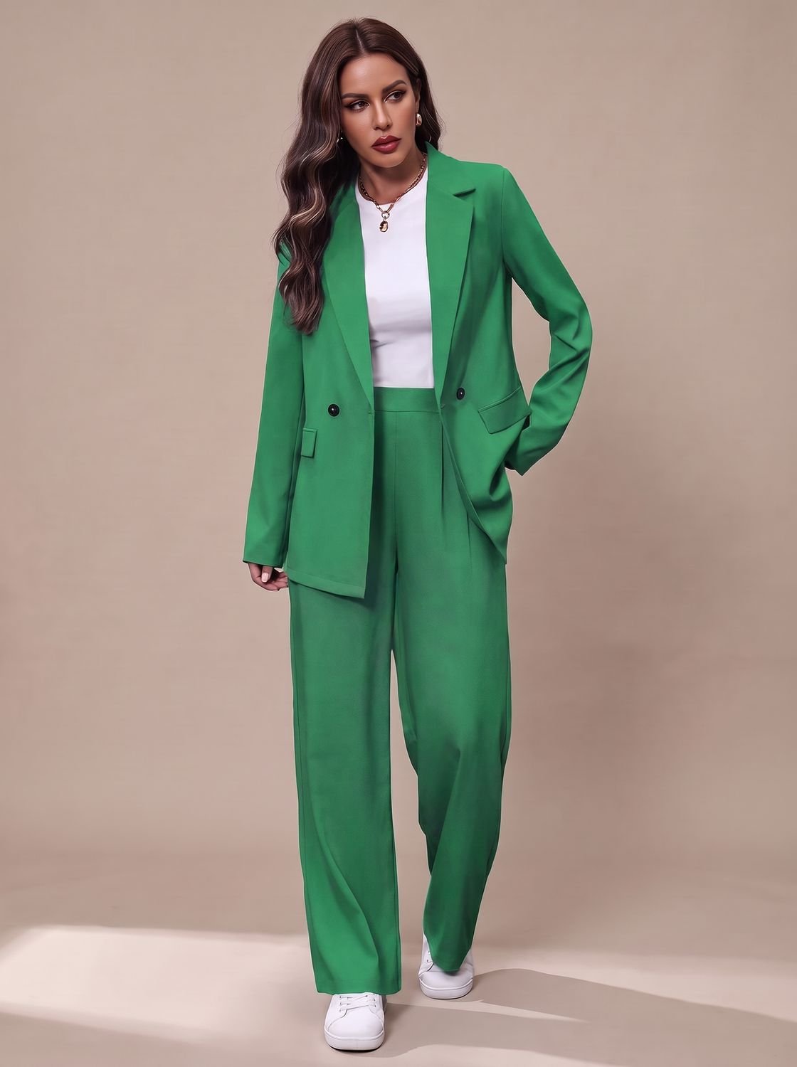 Taillierter Damen-Hosenanzug mit zweireihigem Blazer und weitem Bein