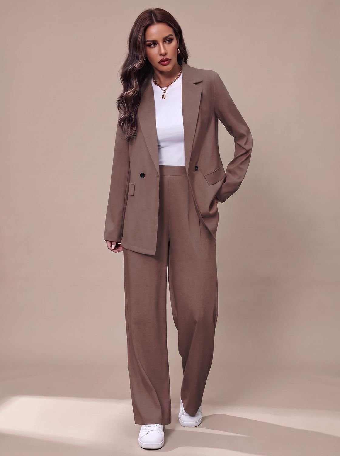 Taillierter Damen-Hosenanzug mit zweireihigem Blazer und weitem Bein