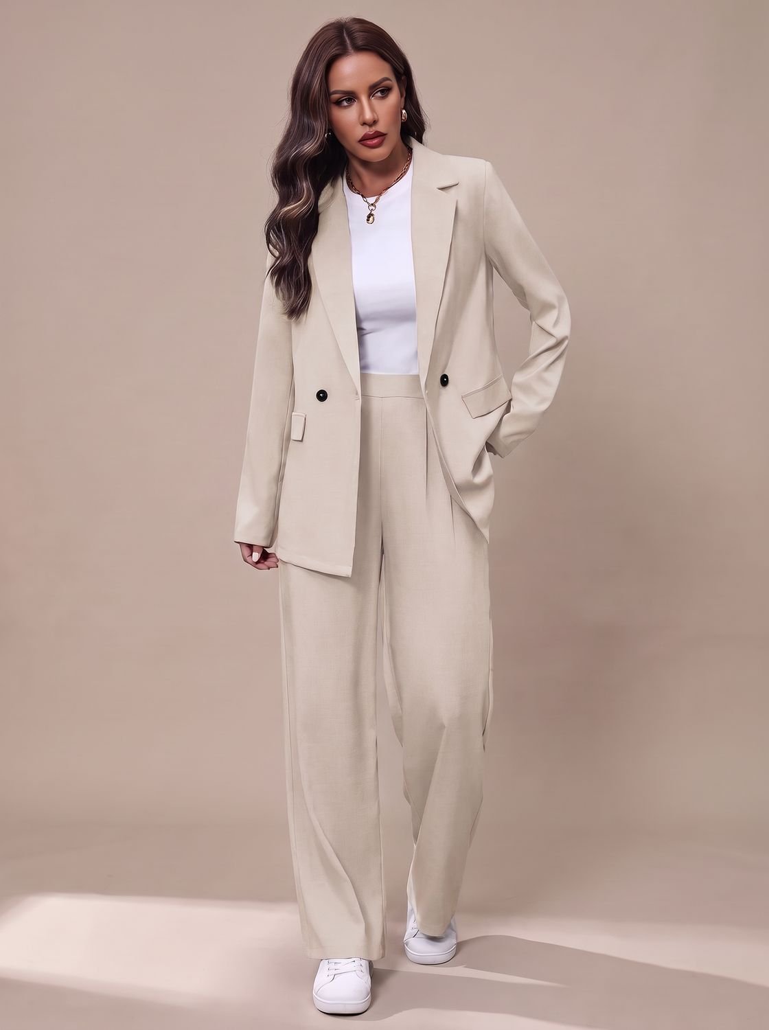 Taillierter Damen-Hosenanzug mit zweireihigem Blazer und weitem Bein