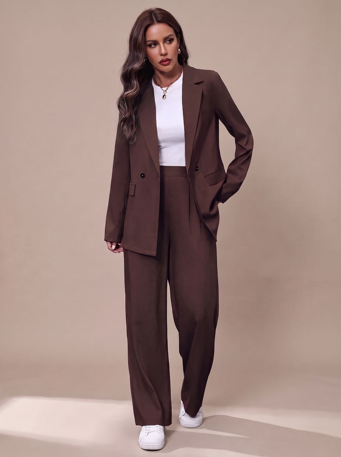 Taillierter Damen-Hosenanzug mit zweireihigem Blazer und weitem Bein