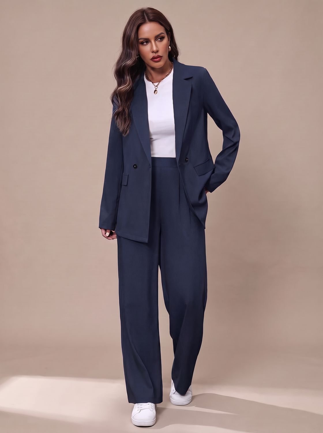 Taillierter Damen-Hosenanzug mit zweireihigem Blazer und weitem Bein