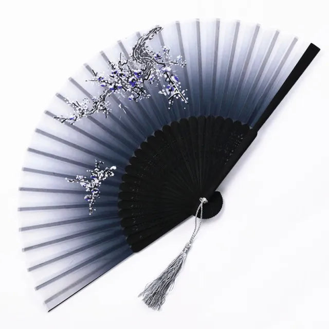 Traditioneller Handfächer mit Blumenmuster im japanischen Stil