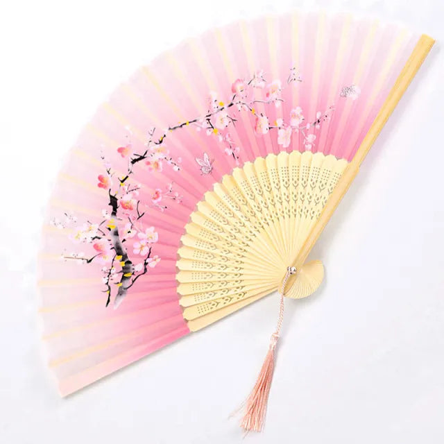 Traditioneller Handfächer mit Blumenmuster im japanischen Stil