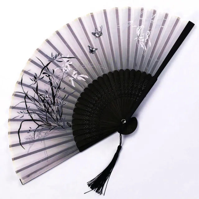 Traditioneller Handfächer mit Blumenmuster im japanischen Stil