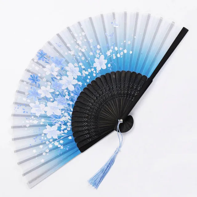 Traditioneller Handfächer mit Blumenmuster im japanischen Stil