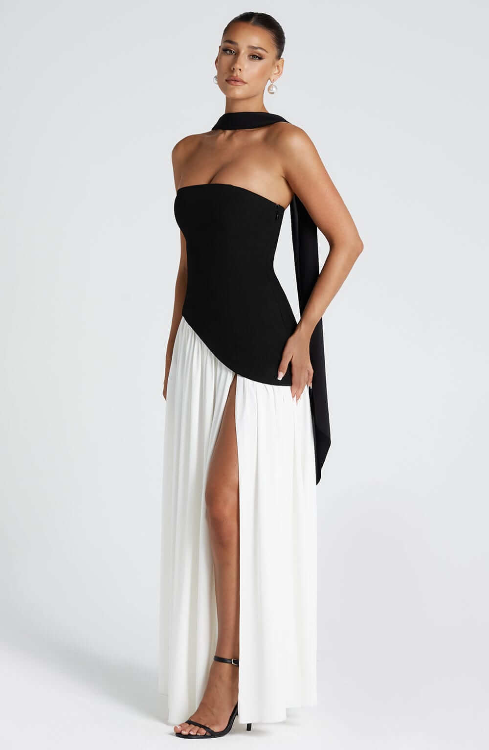 Trägerloses Damen-Maxikleid mit hohem Schlitz