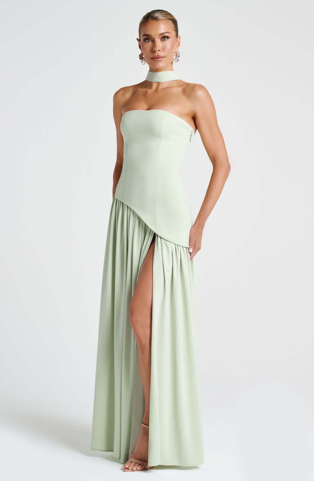 Trägerloses Damen-Maxikleid mit hohem Schlitz
