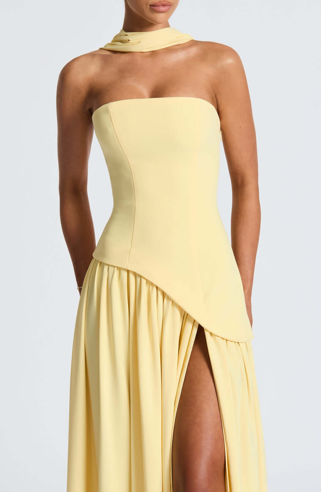 Trägerloses Damen-Maxikleid mit hohem Schlitz