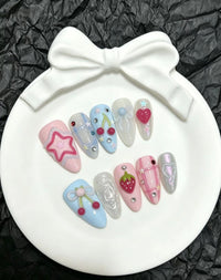 Verspieltes Press-on-Nagelset mit Kirsch- und Herzmotiven