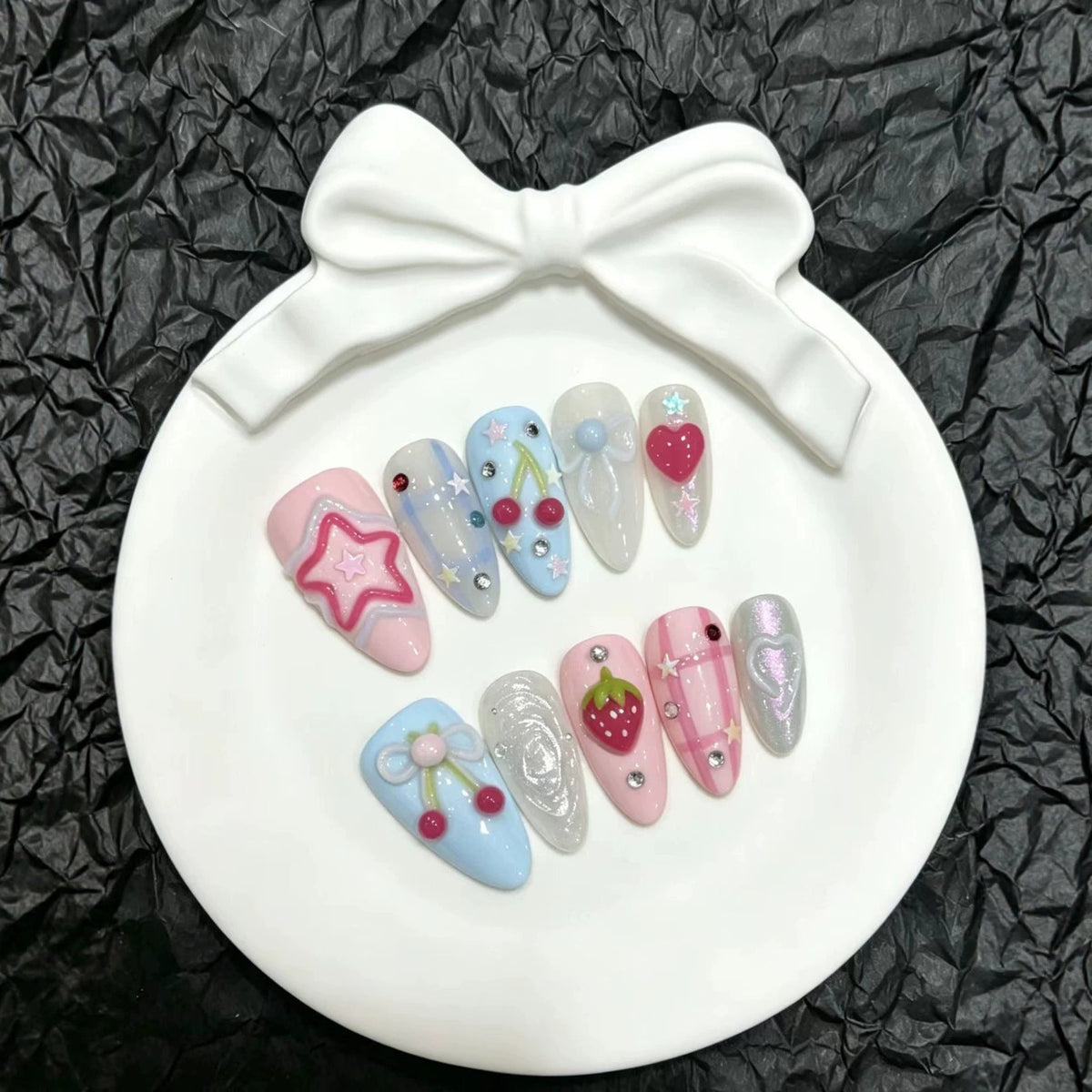 Verspieltes Press-on-Nagelset mit Kirsch- und Herzmotiven