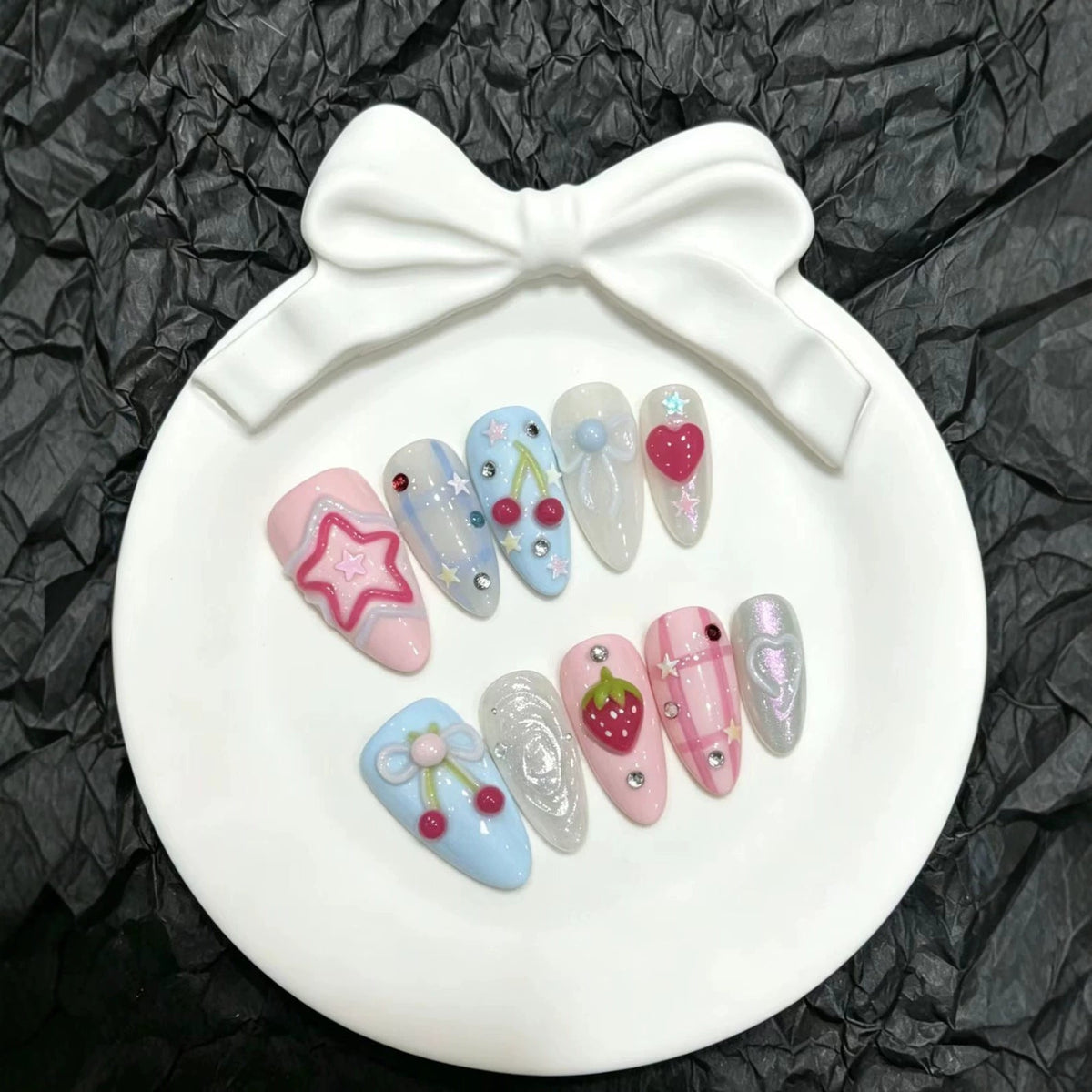 Verspieltes Press-on-Nagelset mit Kirsch- und Herzmotiven