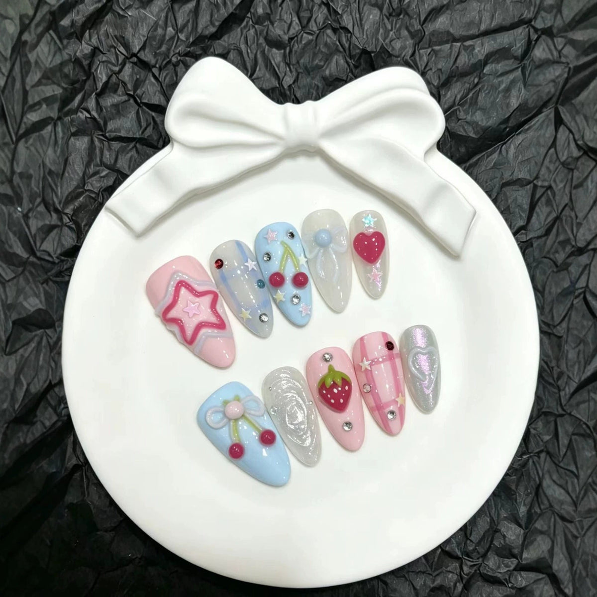 Verspieltes Press-on-Nagelset mit Kirsch- und Herzmotiven