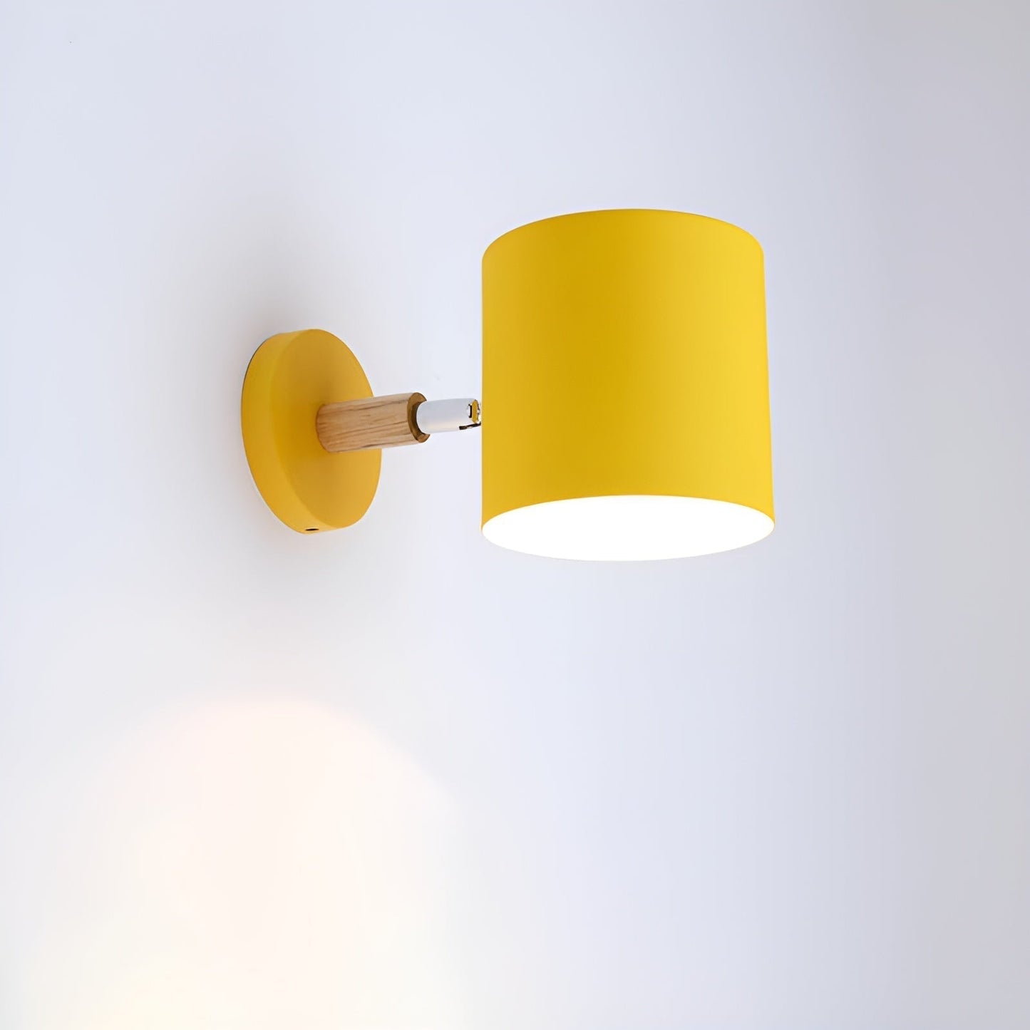 Verstellbare Wandleuchte im skandinavischen Pastell-Design