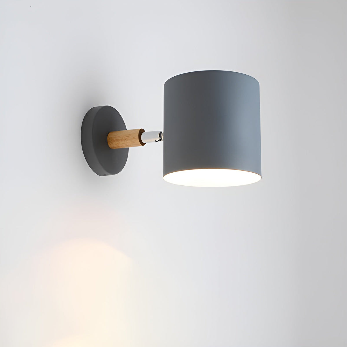 Verstellbare Wandleuchte im skandinavischen Pastell-Design