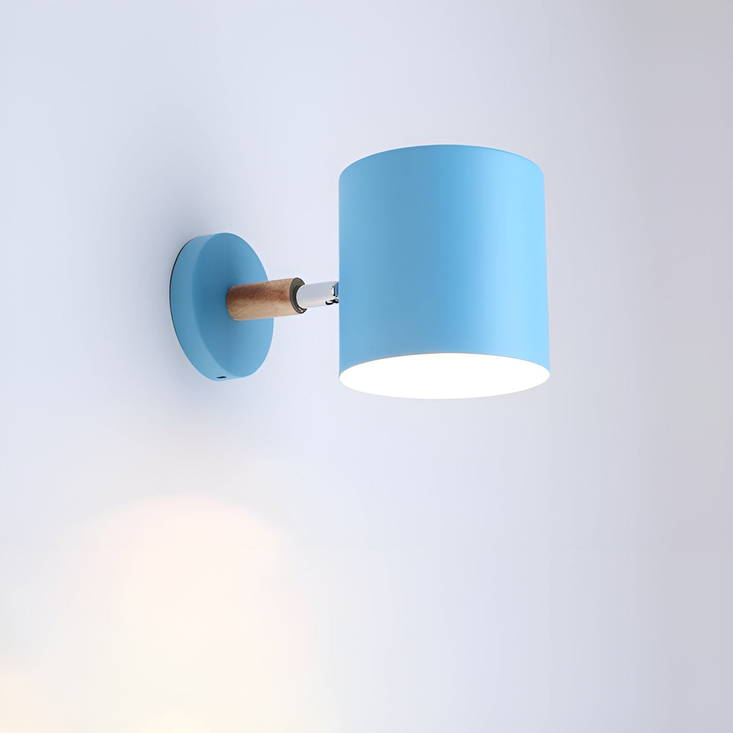 Verstellbare Wandleuchte im skandinavischen Pastell-Design