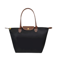 Vielseitige Handtasche aus Kunstleder mit eleganter Oberfläche