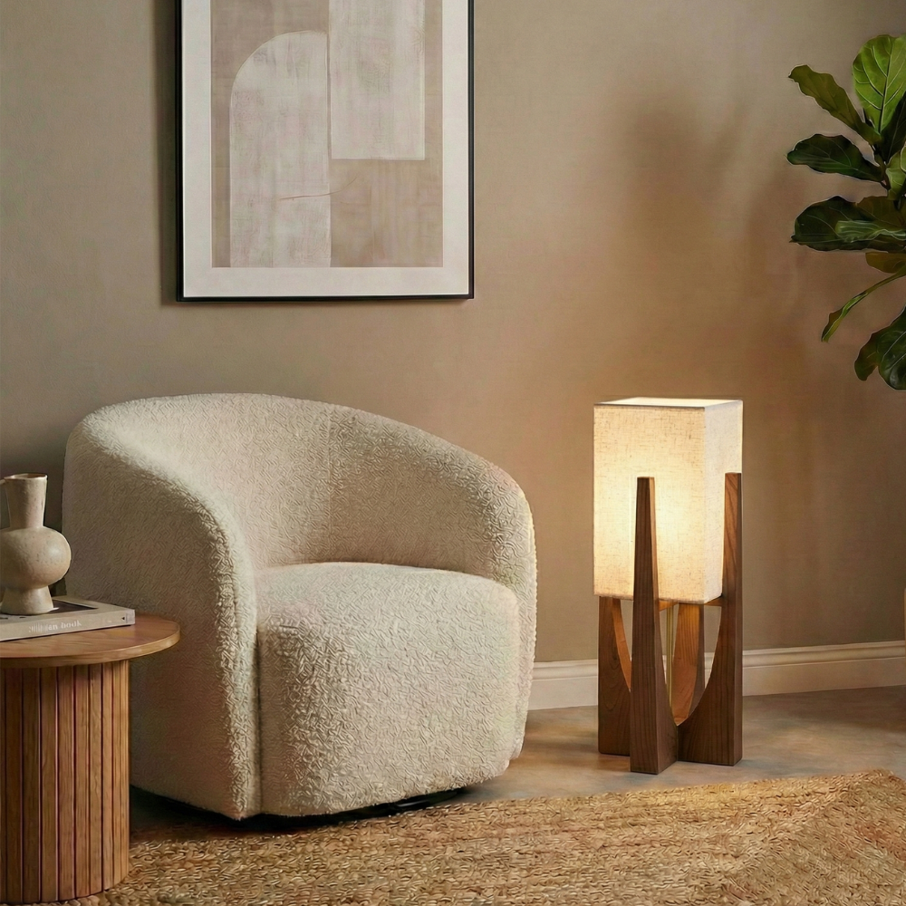 Wabi-Sabi-Stehlampe mit Stoffschirm und Holzsockel fürs Wohnzimmer