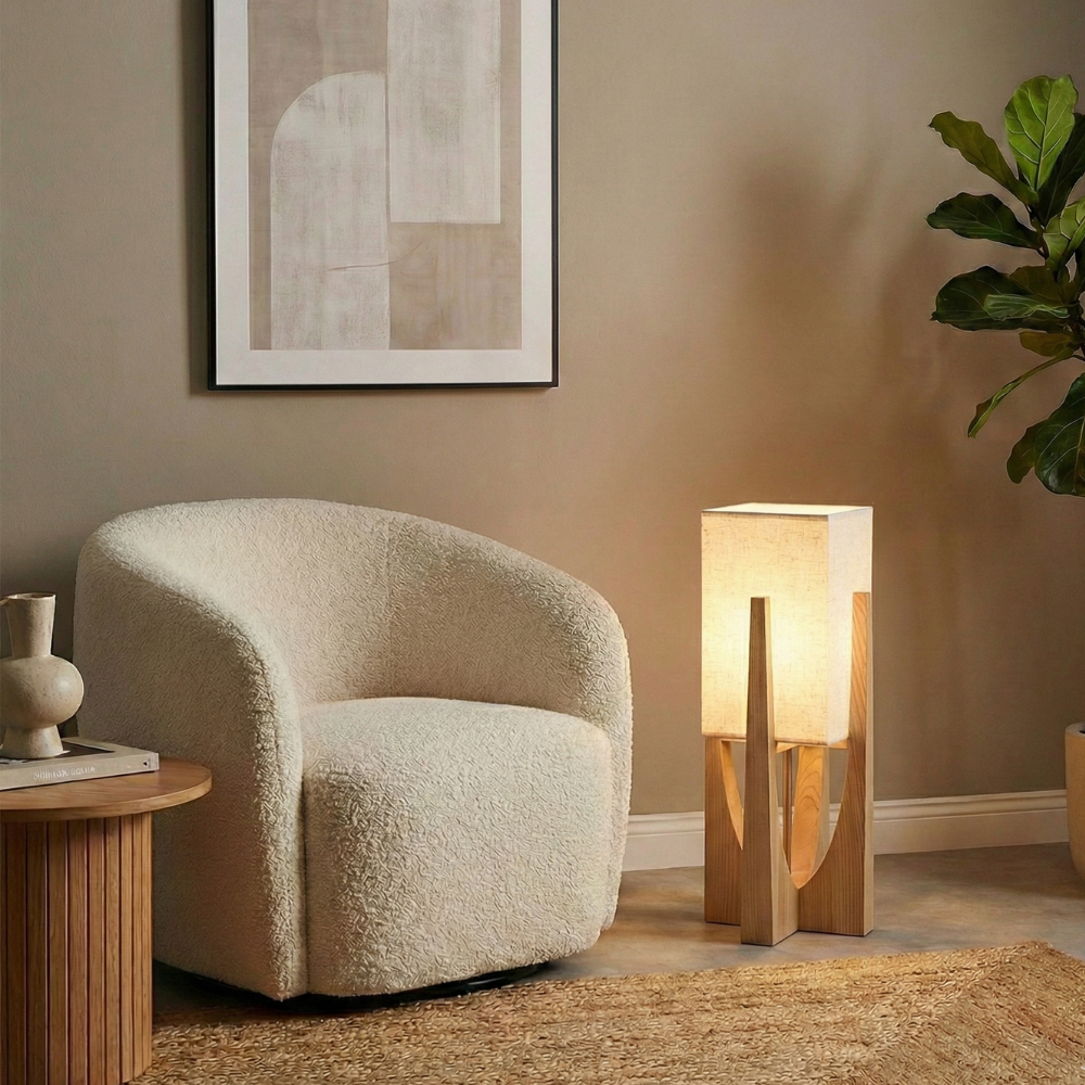 Wabi-Sabi-Stehlampe mit Stoffschirm und Holzsockel fürs Wohnzimmer