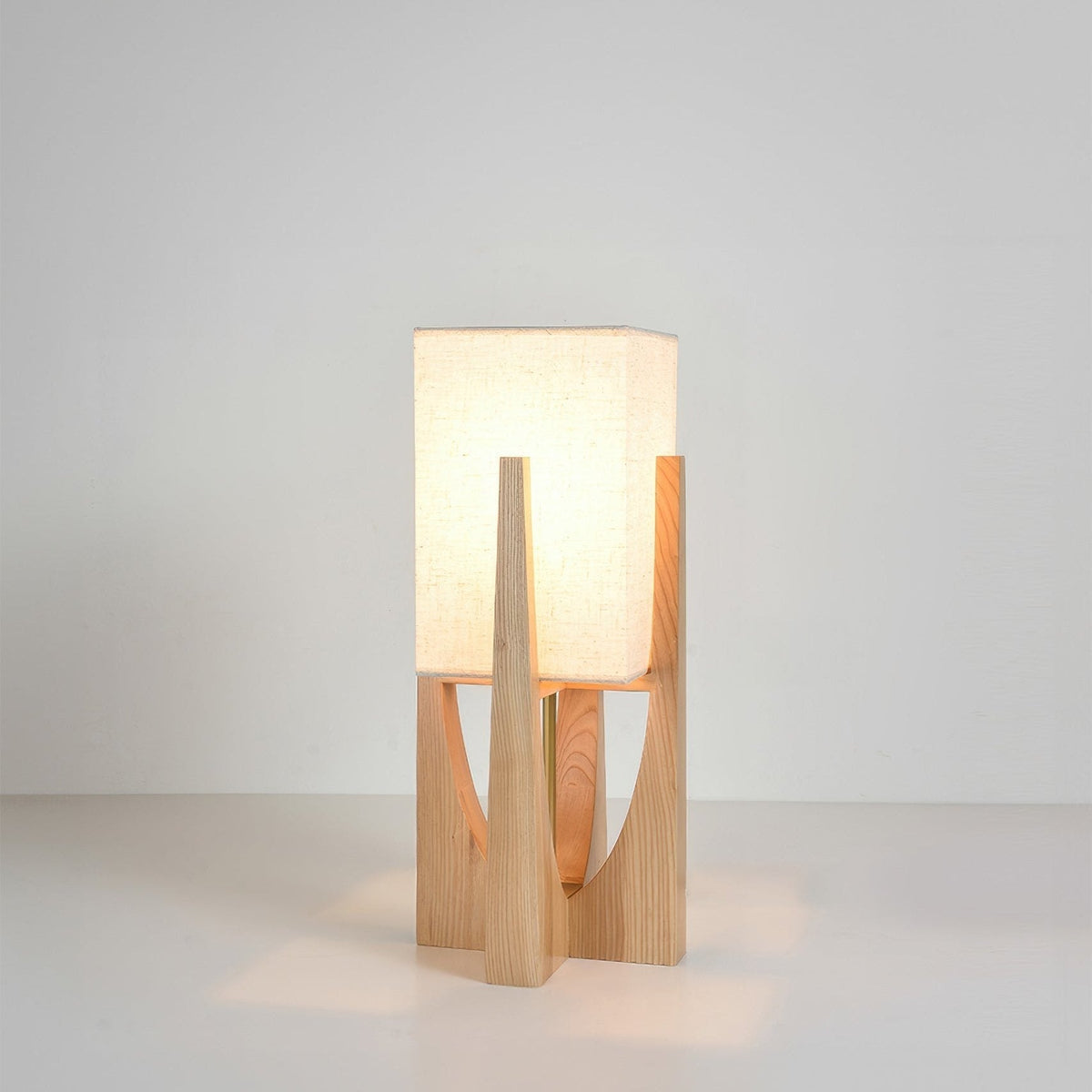 Wabi-Sabi-Stehlampe mit Stoffschirm und Holzsockel fürs Wohnzimmer