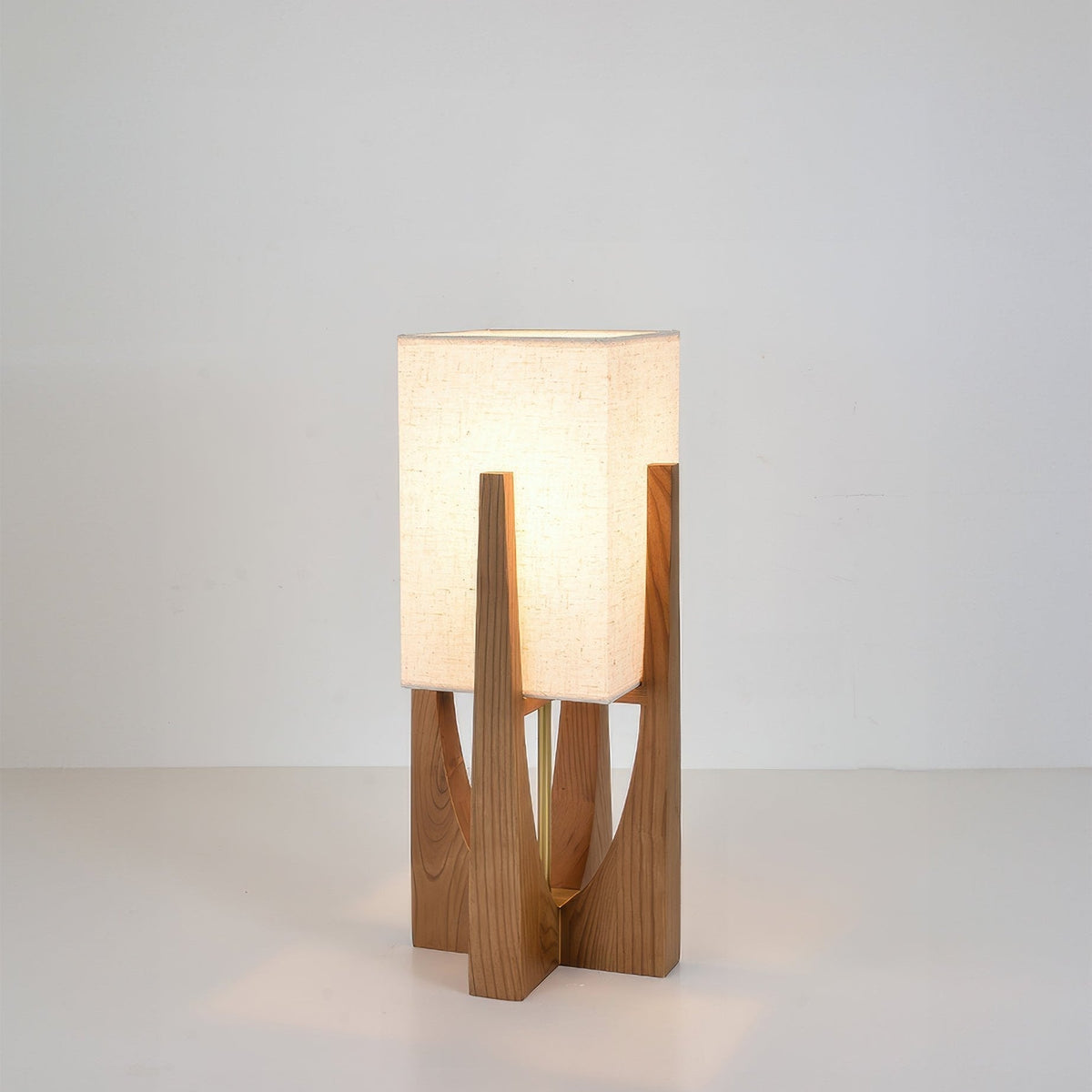 Wabi-Sabi-Stehlampe mit Stoffschirm und Holzsockel fürs Wohnzimmer