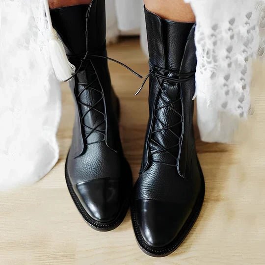 Wadenhohe Schnürstiefel für stilvollen Tragekomfort