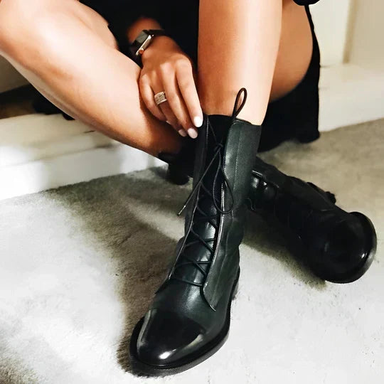 Wadenhohe Schnürstiefel für stilvollen Tragekomfort