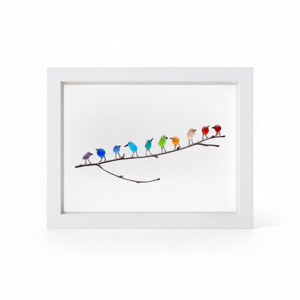 Wandbild im Bilderrahmen mit Meerglas, Vogel und Treibholz, maritime Dekoration