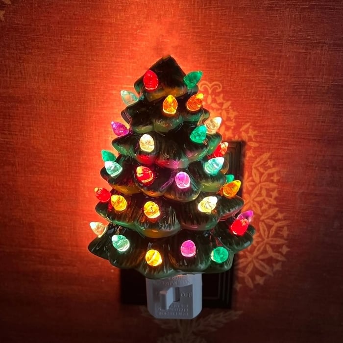 Weihnachtliches Nachtlicht in Tannenbaumform