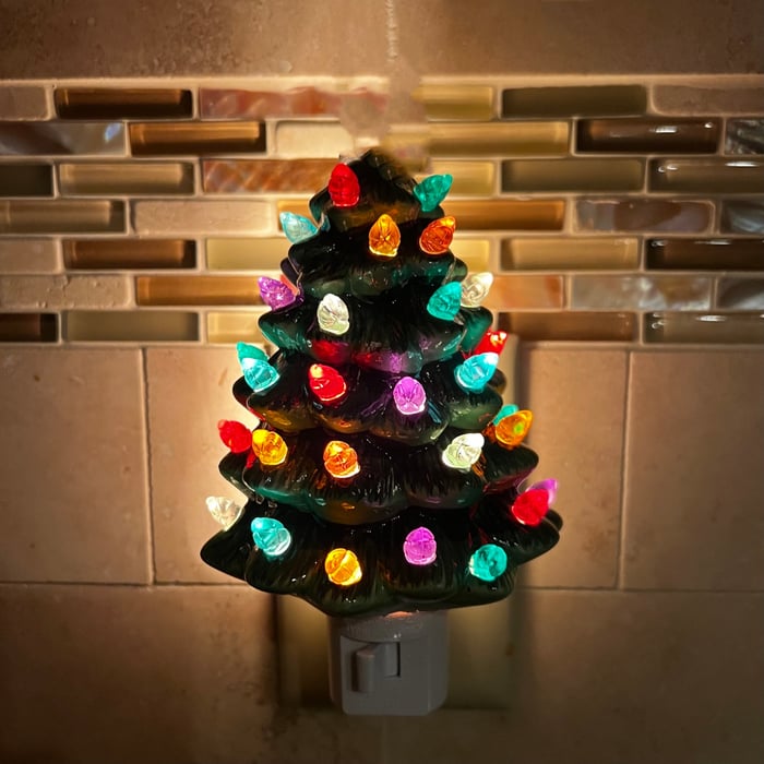 Weihnachtliches Nachtlicht in Tannenbaumform