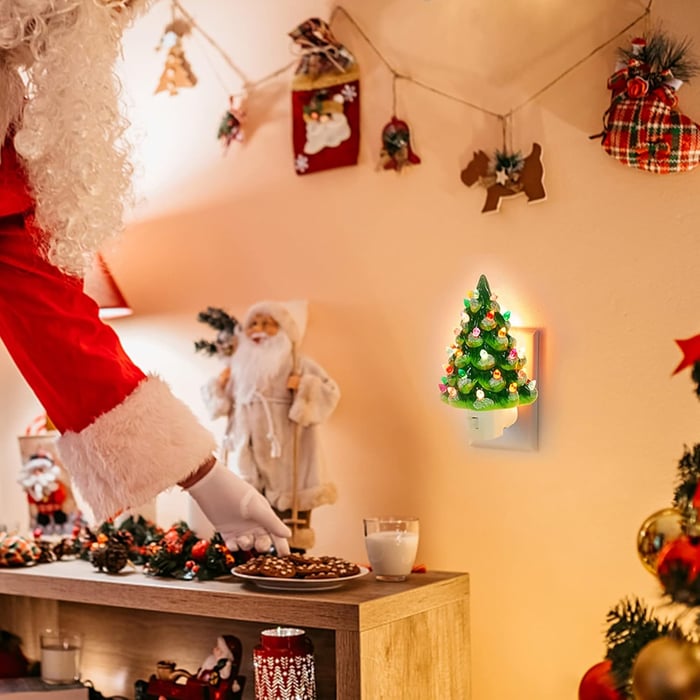 Weihnachtliches Nachtlicht in Tannenbaumform