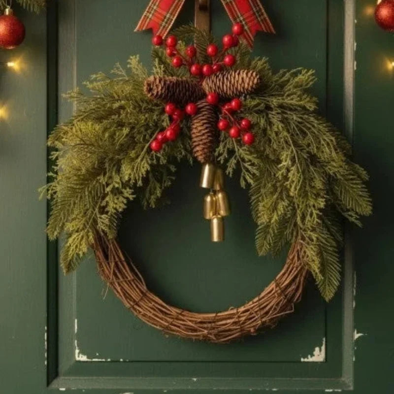 Weihnachtskranz mit goldenen Glocken, Tannenzapfen und künstlichem Tannengrün auf Rebenbasis