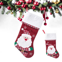 Weihnachtssocken mit Plüschrand, gestickten Schneeflocken und Figuren-Applikationen